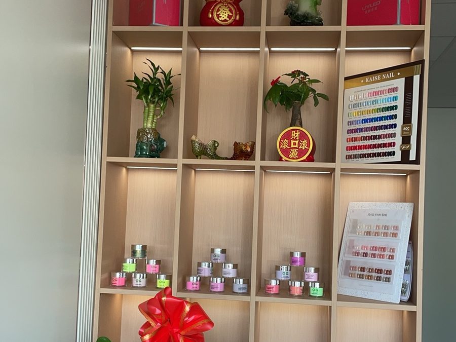 Nail bar with gel color selection